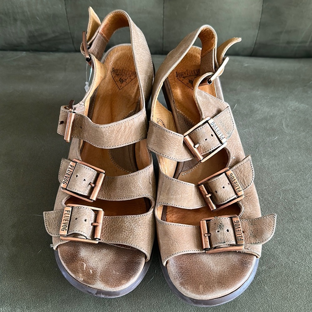 Fluevog Hopefuls Sunny tan leather three buckle sandals
